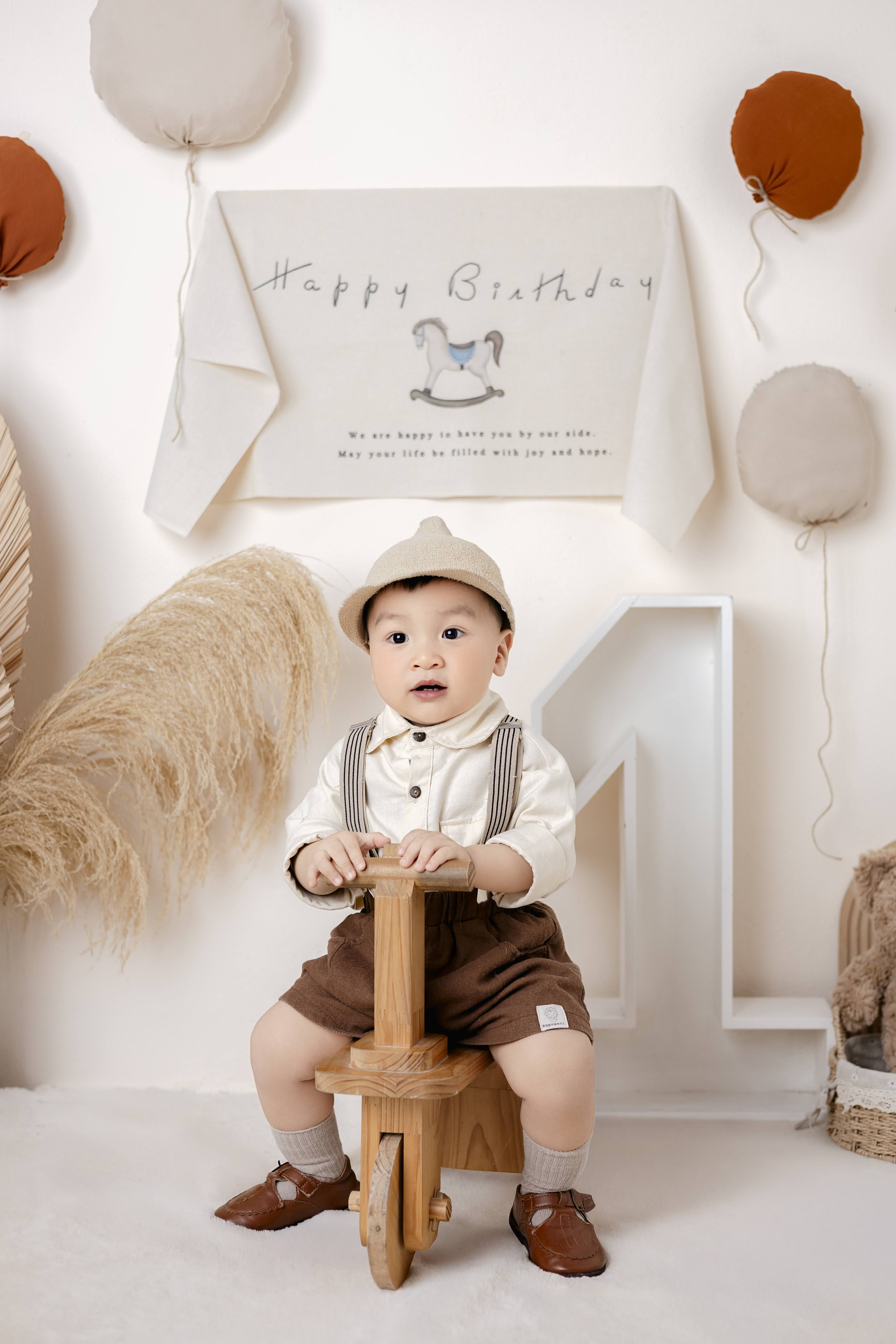Chụp ảnh bé gái sinh nhật váy trắng nền đỏ bóng bay tại Teddy Studio