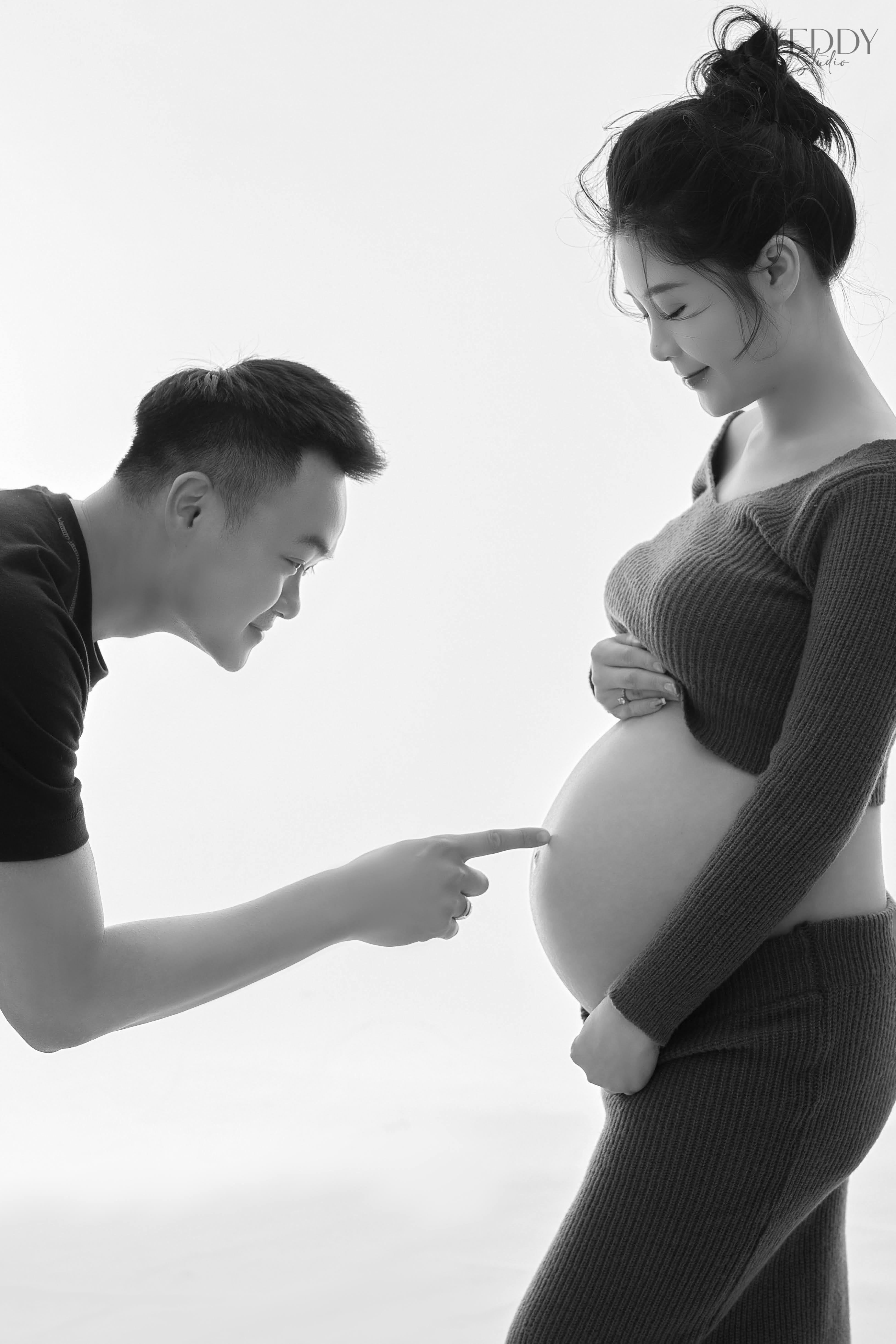 Chụp ảnh bầu couple ba hôn bụng mẹ tại Teddy Studio