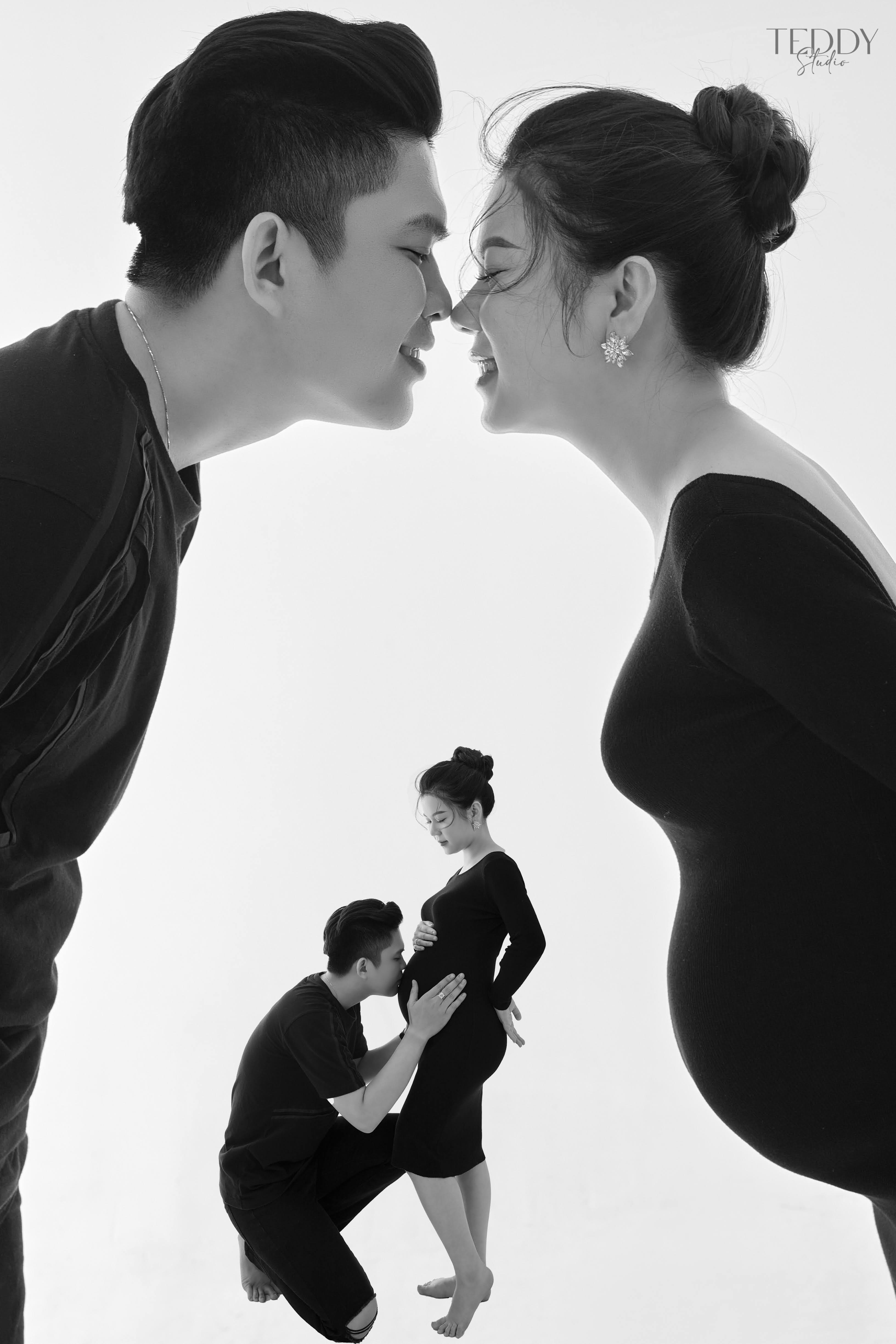 Chụp ảnh bầu couple ôm đen trắng tại Teddy Studio