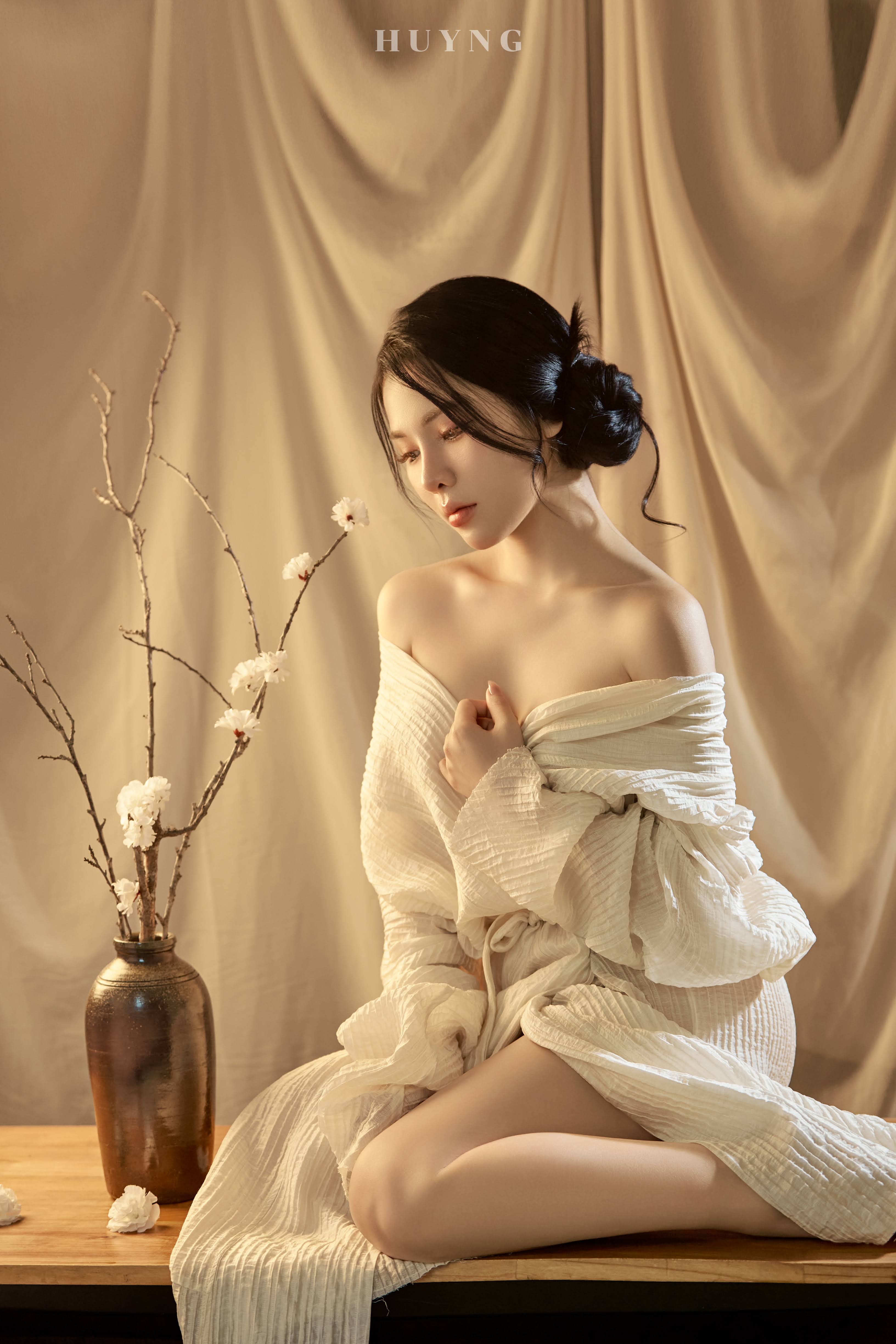 Chụp ảnh beauty Noel sang trọng thảm lông trắng quà tặng tại Teddy Studio