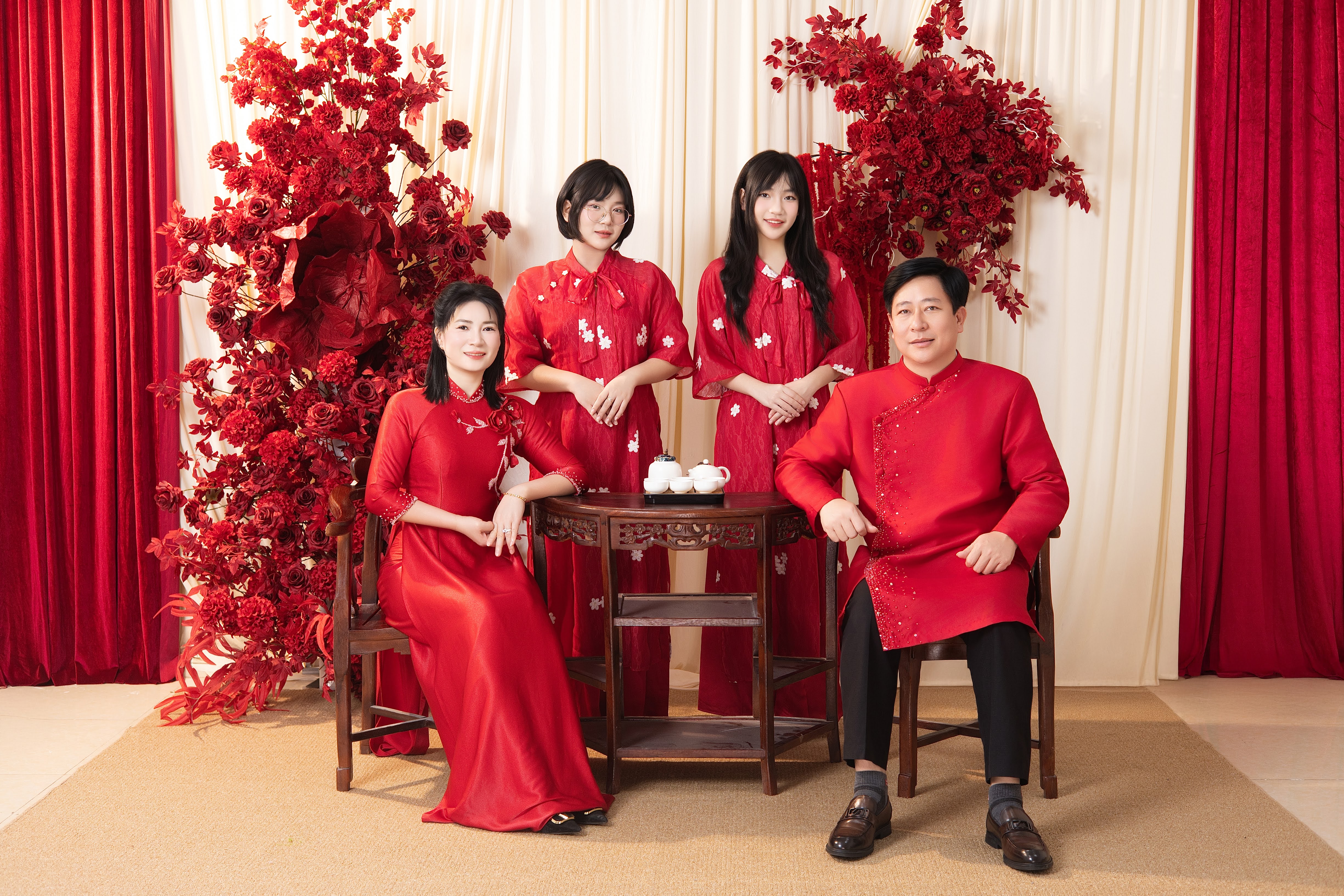 Chụp ảnh gia đình sinh nhật bé tông trắng xanh lá tại Teddy Studio