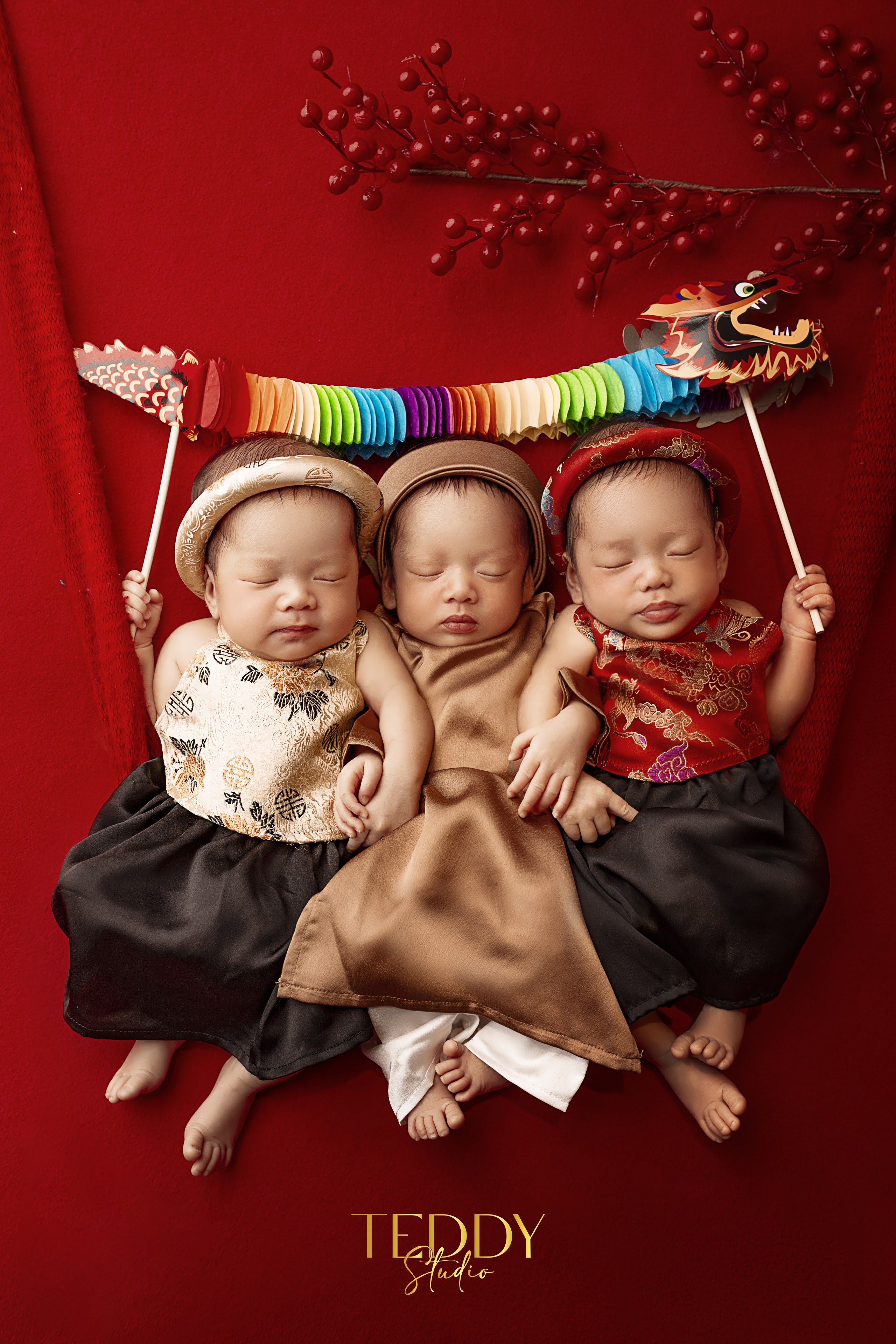 Chụp ảnh newborn 3 bé sơ sinh cổ trang rồng giấy Tết tại Teddy Studio