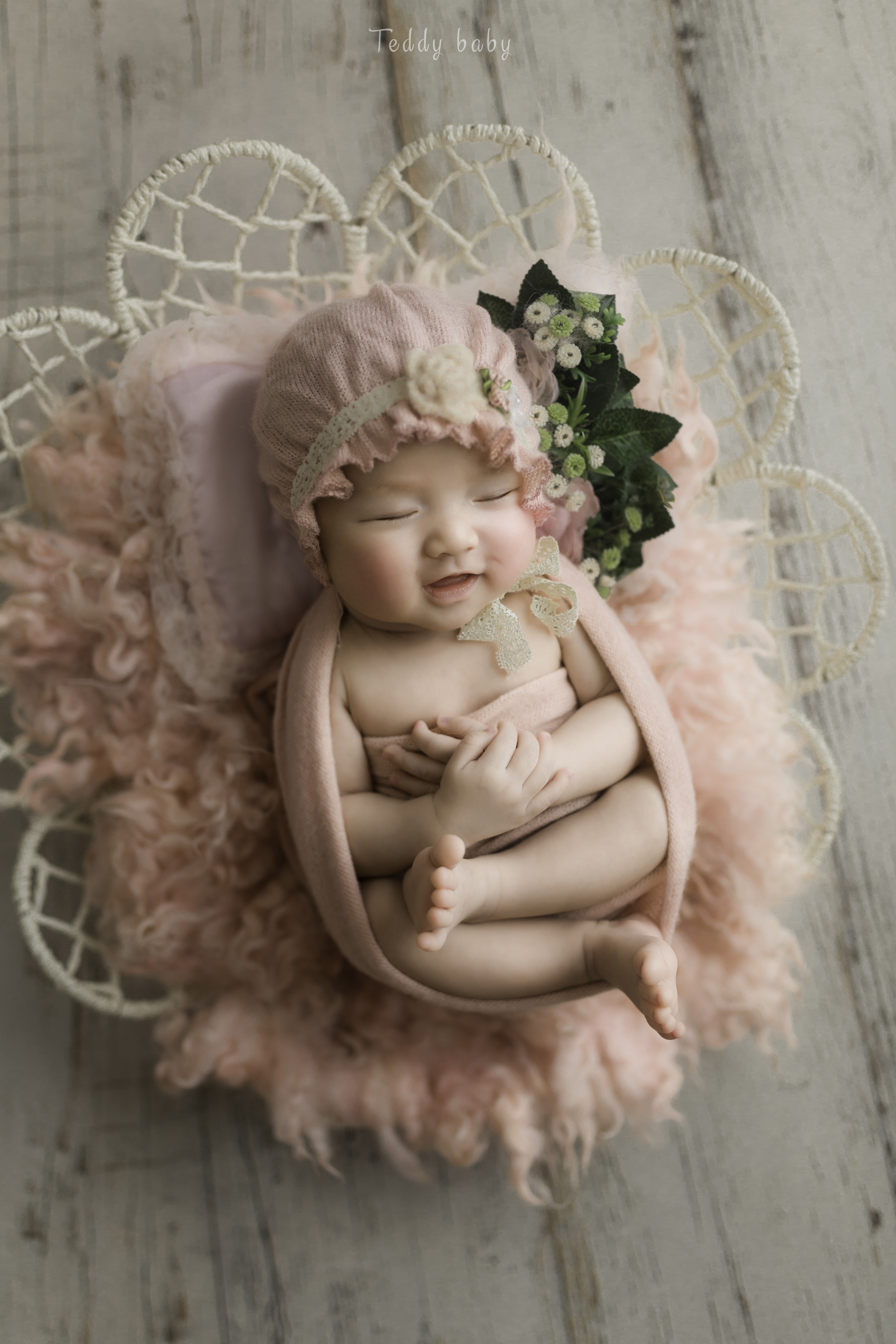 Chụp ảnh newborn bé gái mũ hồng giỏ macrame nụ cười tại Teddy Studio