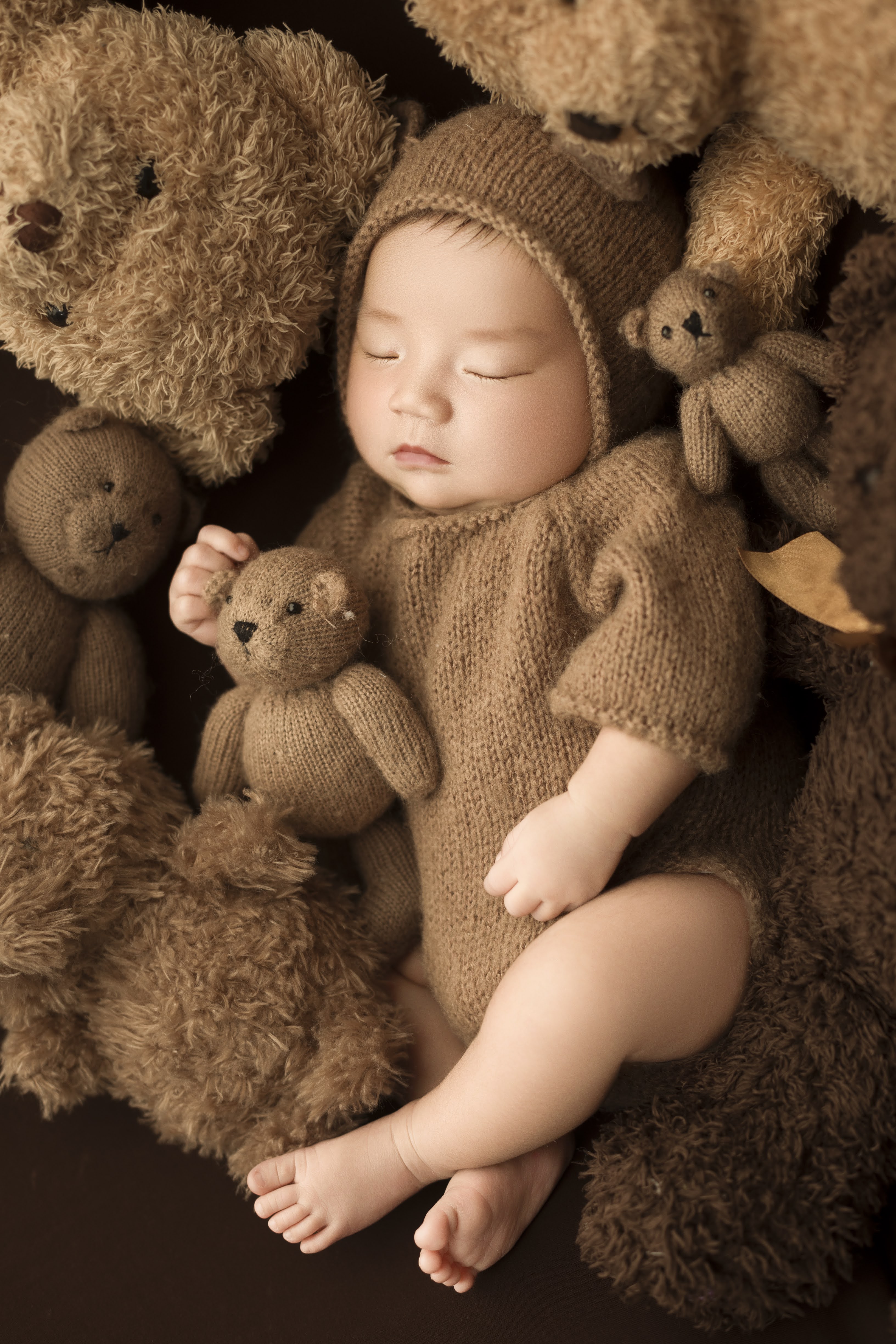 Chụp ảnh newborn bé gấu nâu teddy đồ len ấm áp tại Teddy Studio Hạ Long